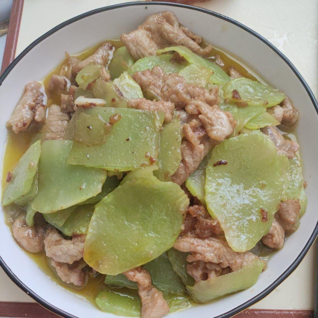 简单好吃下饭的莴笋炒肉来啦！