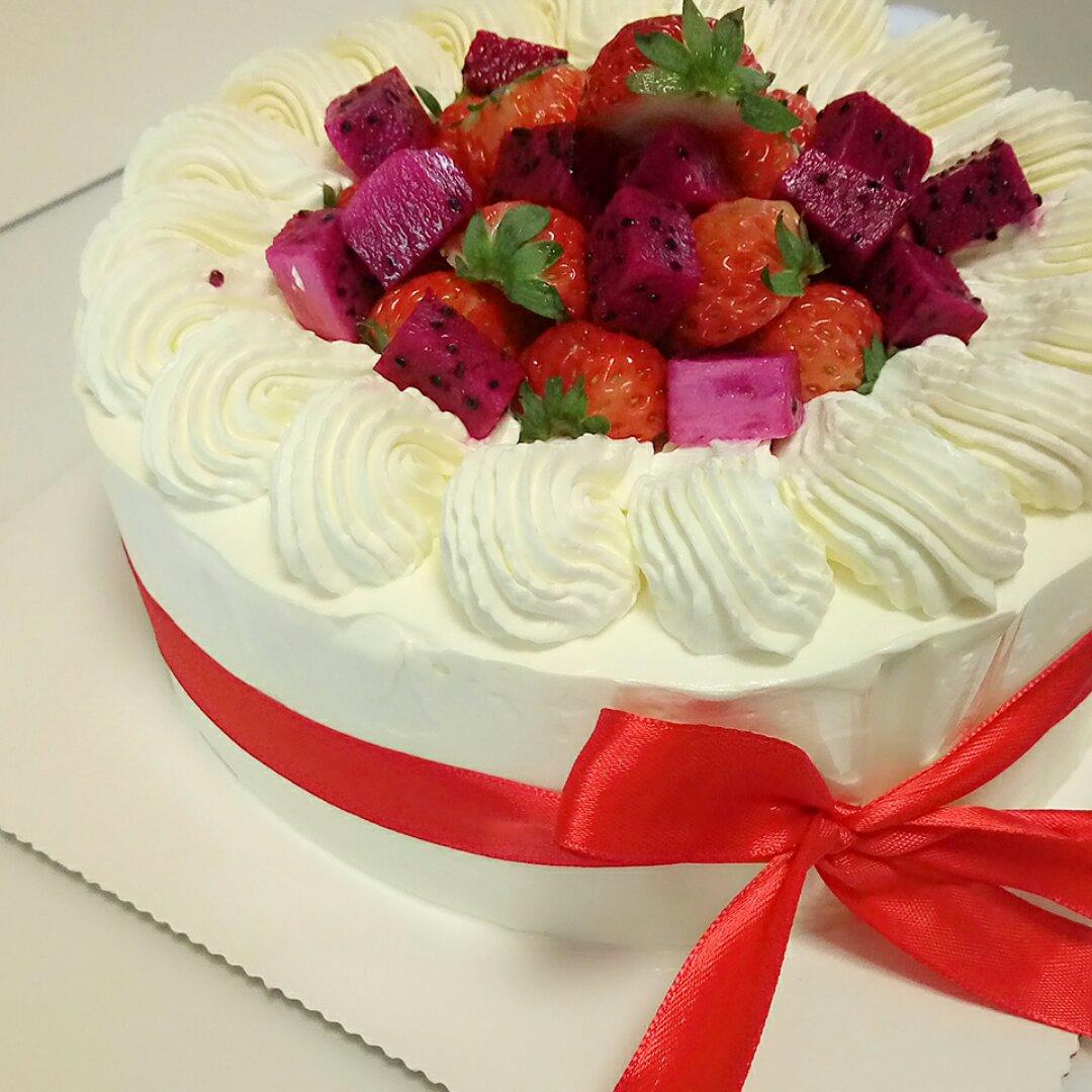 771660111做的8寸水果生日蛋糕
