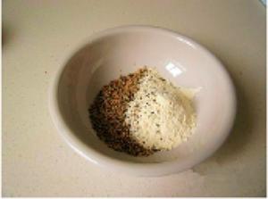 在家里用平底锅自制酥脆鸡蛋卷（简单又健康）的做法 步骤3