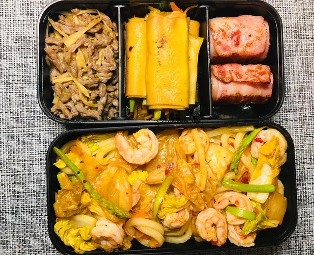 便当——嫩姜炒牛肉丝、辣白菜炒乌冬、豆皮卷、培根卷的做法
