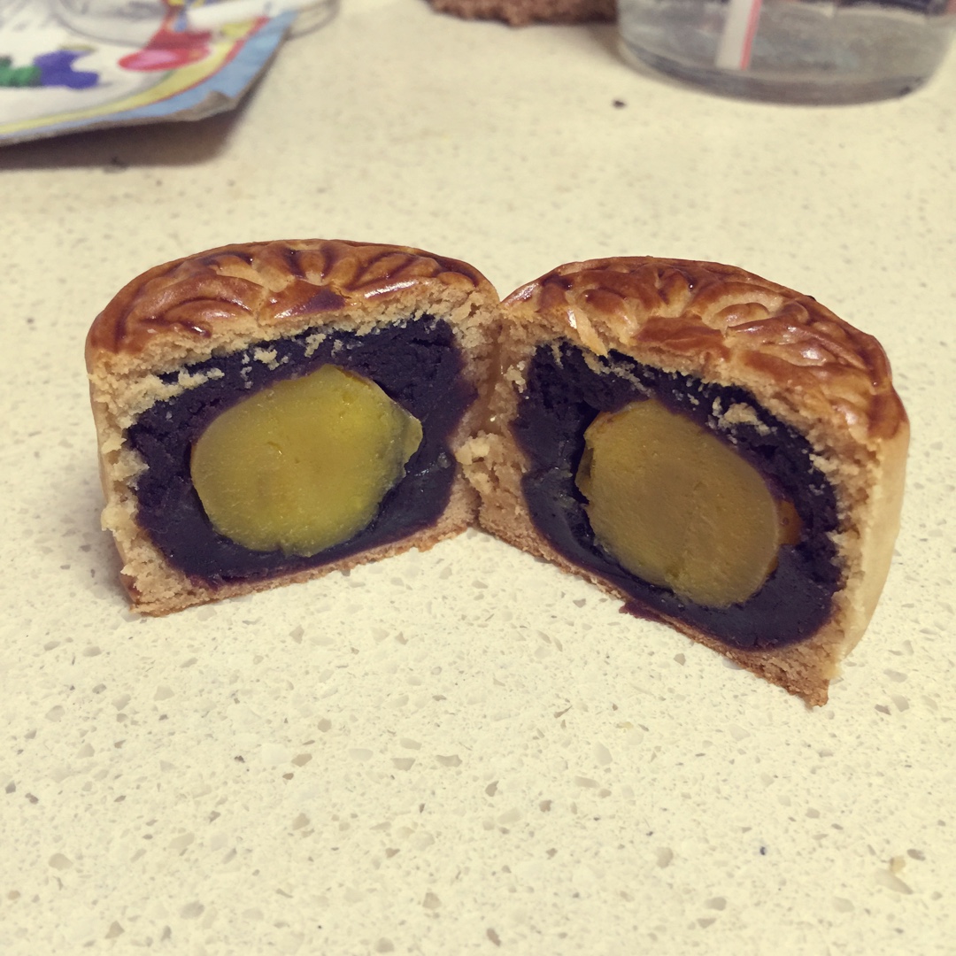 广式月饼－－蛋黄豆沙月饼