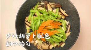 芹菜炒香菇丨越吃越上瘾,简单又清淡,家常美味！！的做法 步骤4