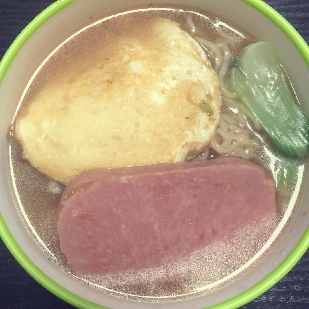 港式茶餐厅必吃：午餐肉公仔面