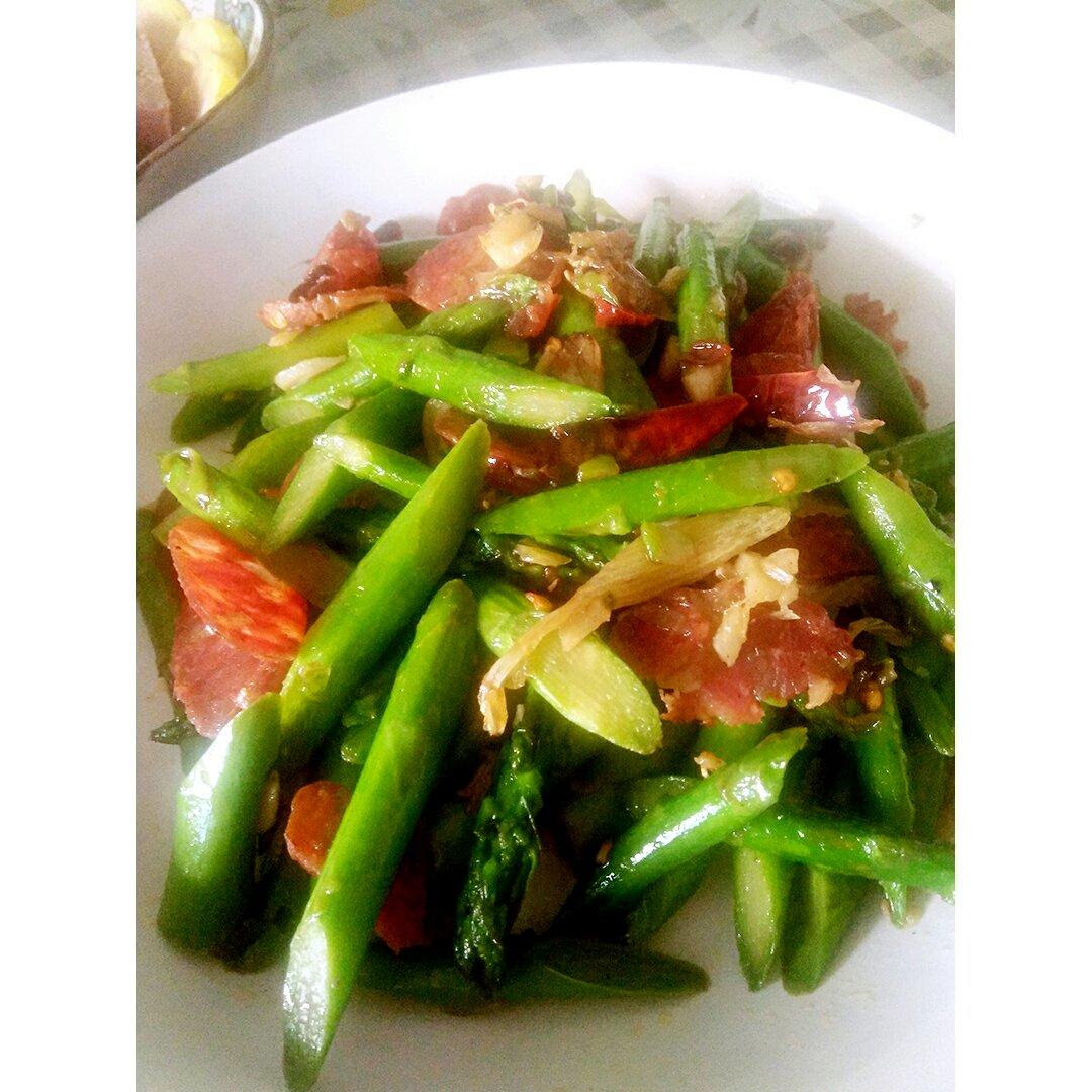 腊肉炒芦笋