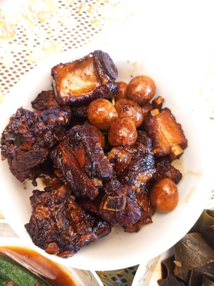 加了鹌鹑蛋后，这盘红烧肉，美味的逆天啦——鹌鹑蛋烧肉（孔瑶食谱）