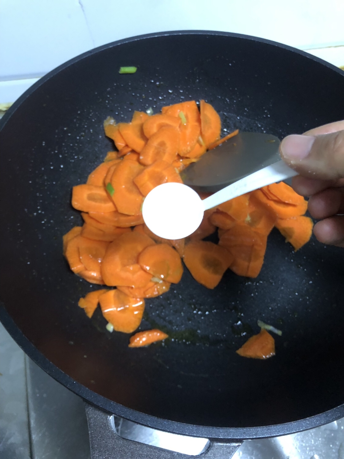 （快手菜 ）胡萝卜炒面筋的做法 步骤4