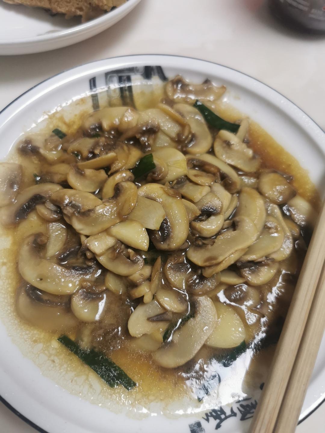 鲜香嫩滑！好吃不胖的蒜香炒口蘑！