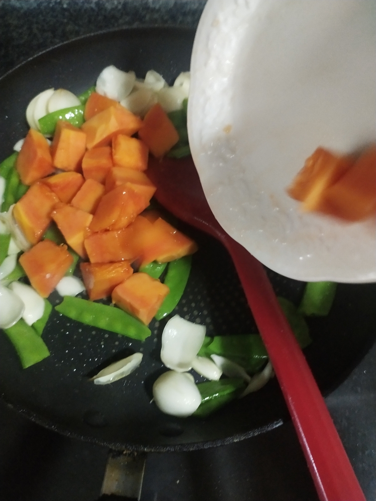 木瓜百合炒荷兰豆的做法 步骤10