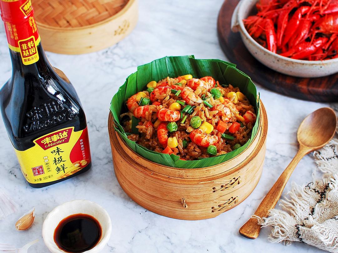 粽叶小龙虾酱油炒饭的做法