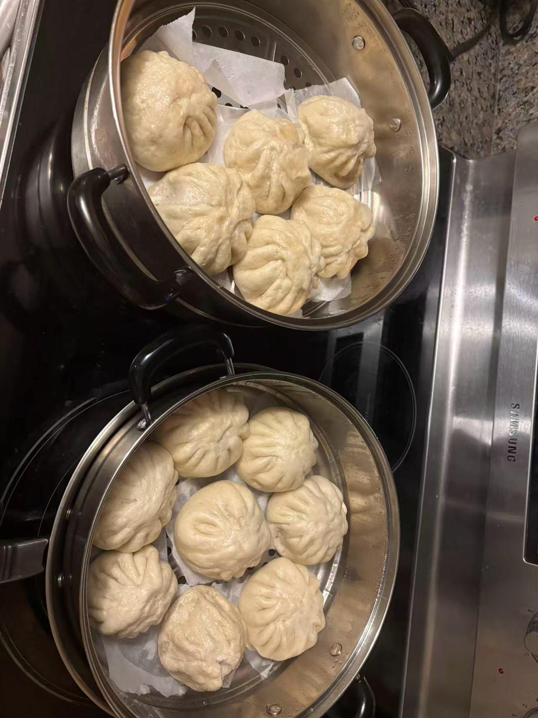 松软多汁的肉包子