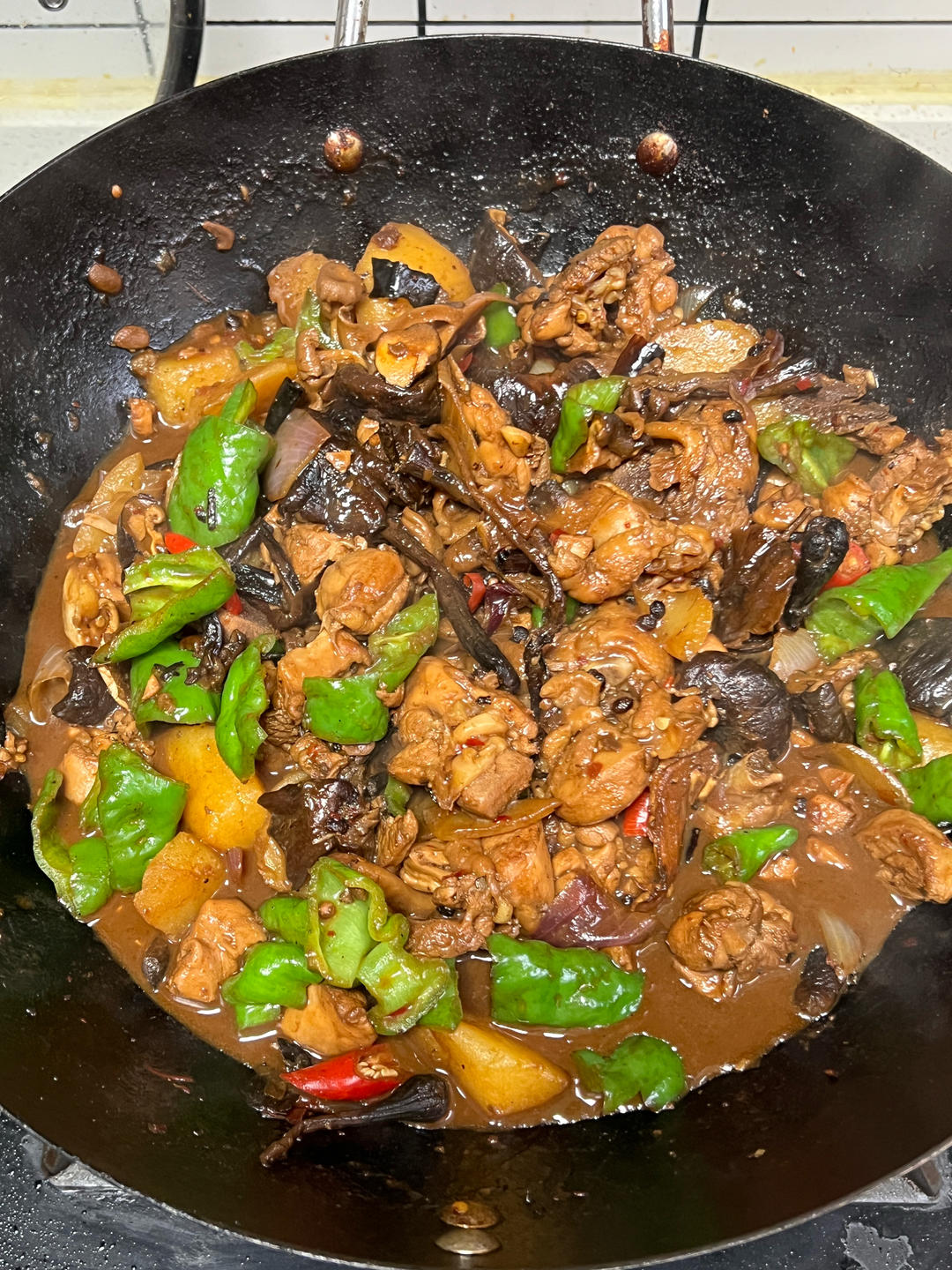 榛蘑黄蘑土豆青椒炒鸡