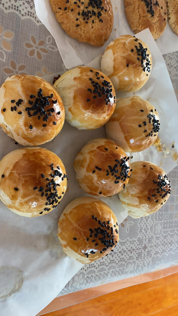 两块烤山药做的蛋黄酥