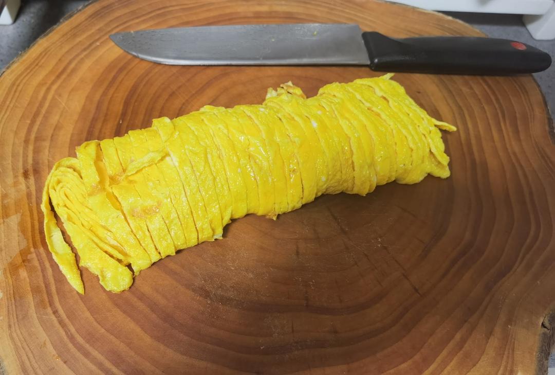 摊蛋皮（附上海馄饨汤、鸡蛋裙盖饭做法）