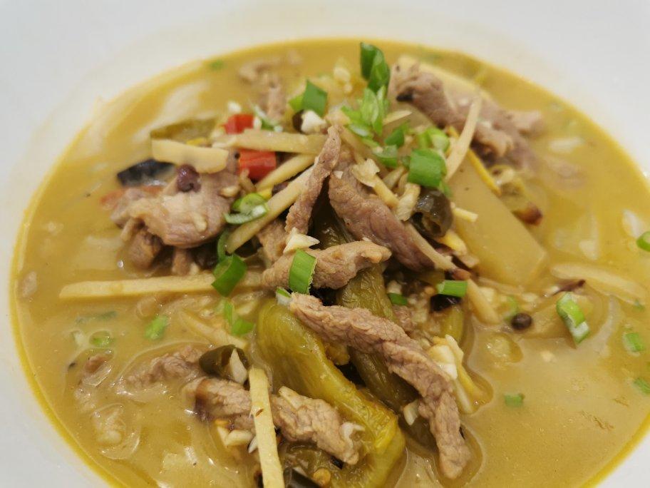 （朋友说超越肖氏米线）琳哥的酸菜肉丝米线