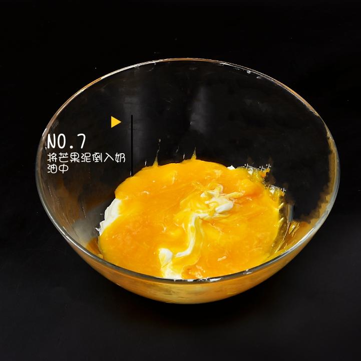 不用模具不用烤箱～草莓芒果杯子慕斯的做法 步骤7