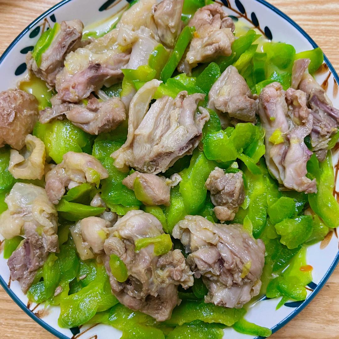 苦瓜炒鸡肉（清淡家常菜）的做法