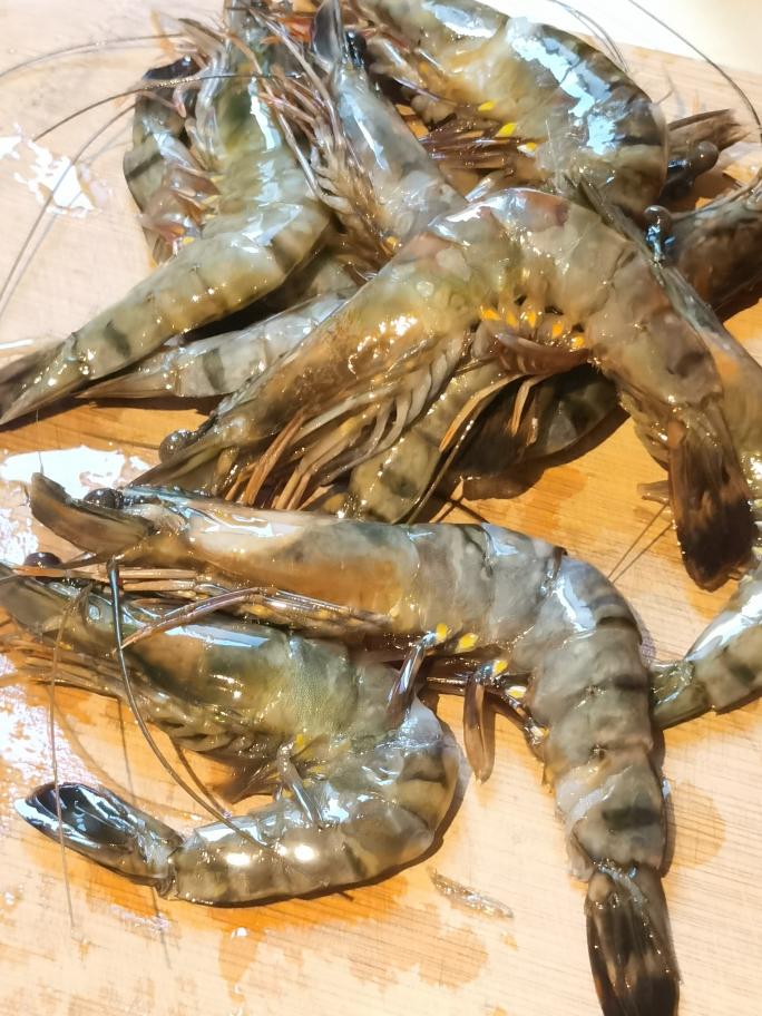 人见人爱的经典茄汁大虾的做法 步骤1