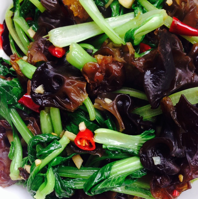 w竹青青小盆友做的素炒木耳青菜
