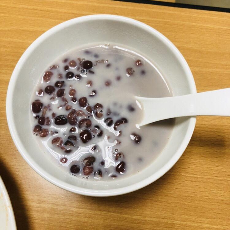 红枣红豆薏仁牛奶粥