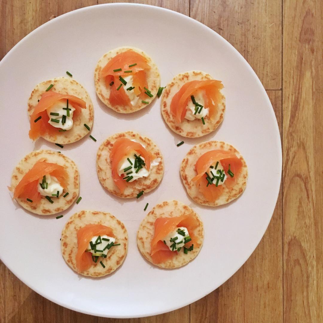 烟熏三文鱼前菜 Smoked Salmon and Mini Pancakes (starter)