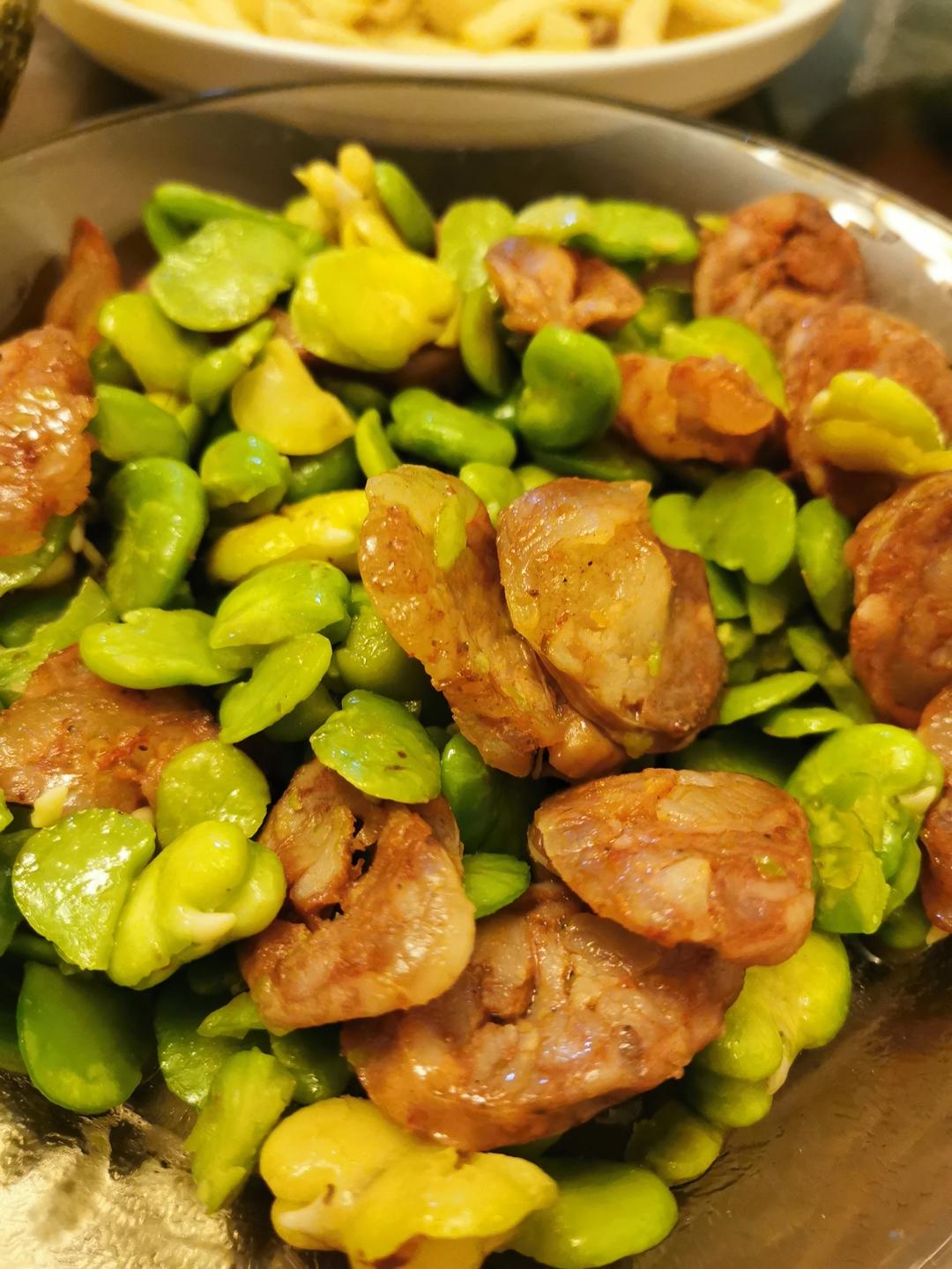 腊肠炒蚕豆