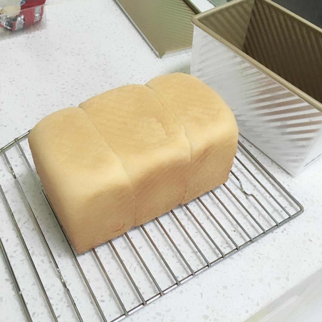 用烤箱自己做面包--手工牛奶吐司面包