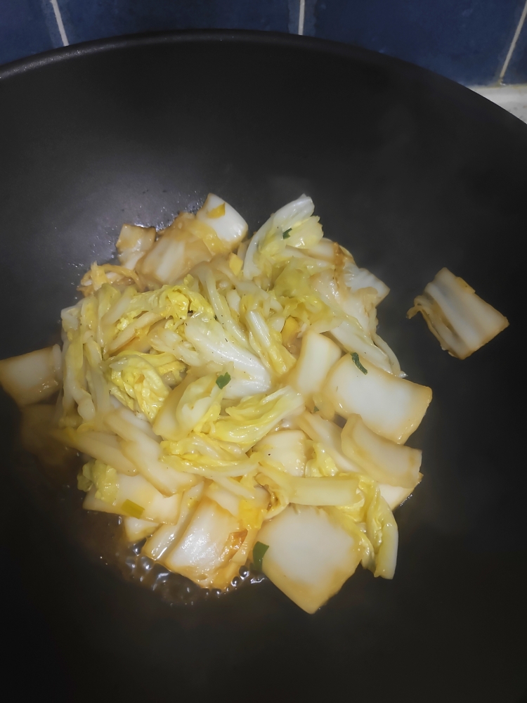 超级简单的减脂炒白菜的做法 步骤7