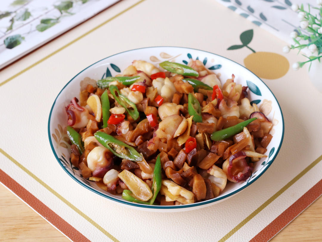 萝卜干炒鱿鱼足的做法