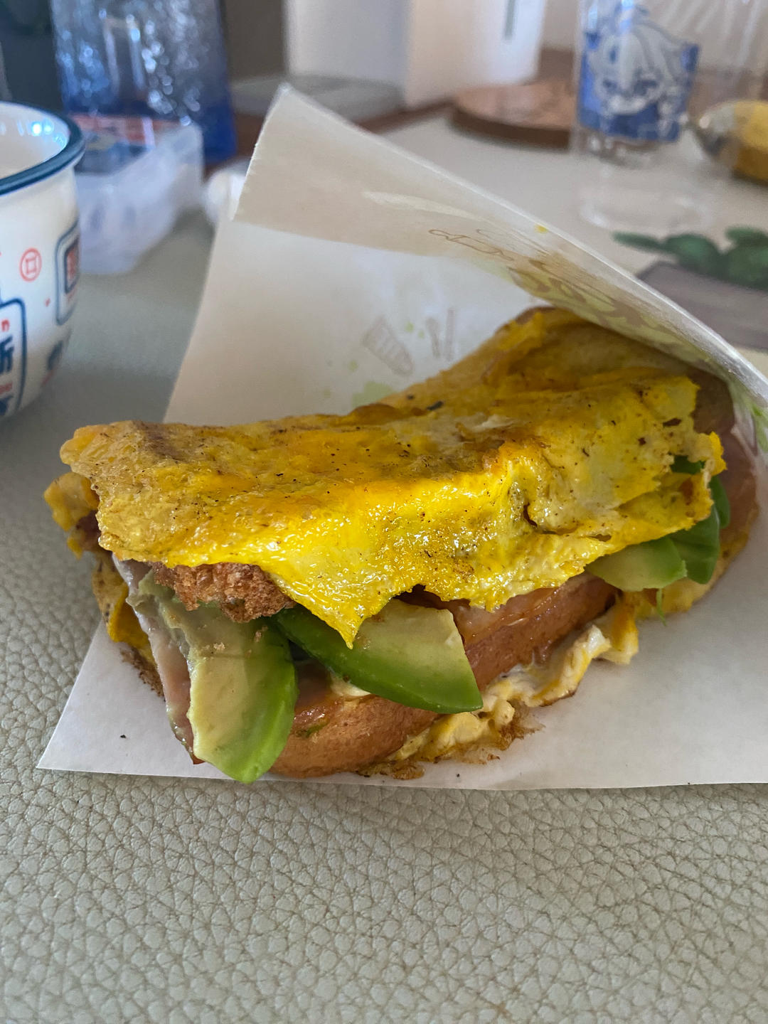 早餐丨爆浆牛油果培根蛋包吐司丨挂耳咖啡☕