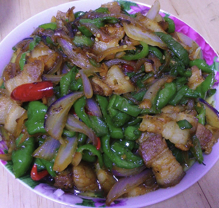 青椒洋葱炒五花肉