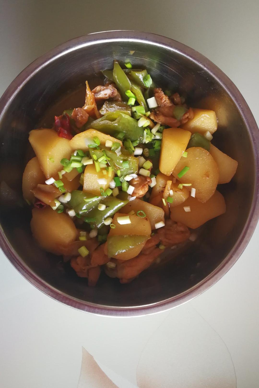 鸡腿红烧土豆（独家做法超简单）