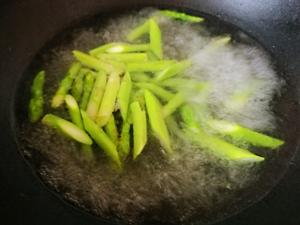 黄油嫩三鲜 『芦笋口蘑炒虾仁』的做法 步骤3