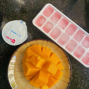 三步搞定芒果酸奶奶昔的做法 步骤1