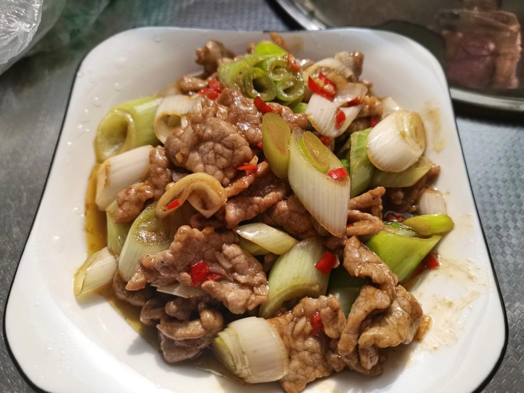 厨师长教你：“葱爆牛肉”的家常做法，葱香味浓郁先收藏起来