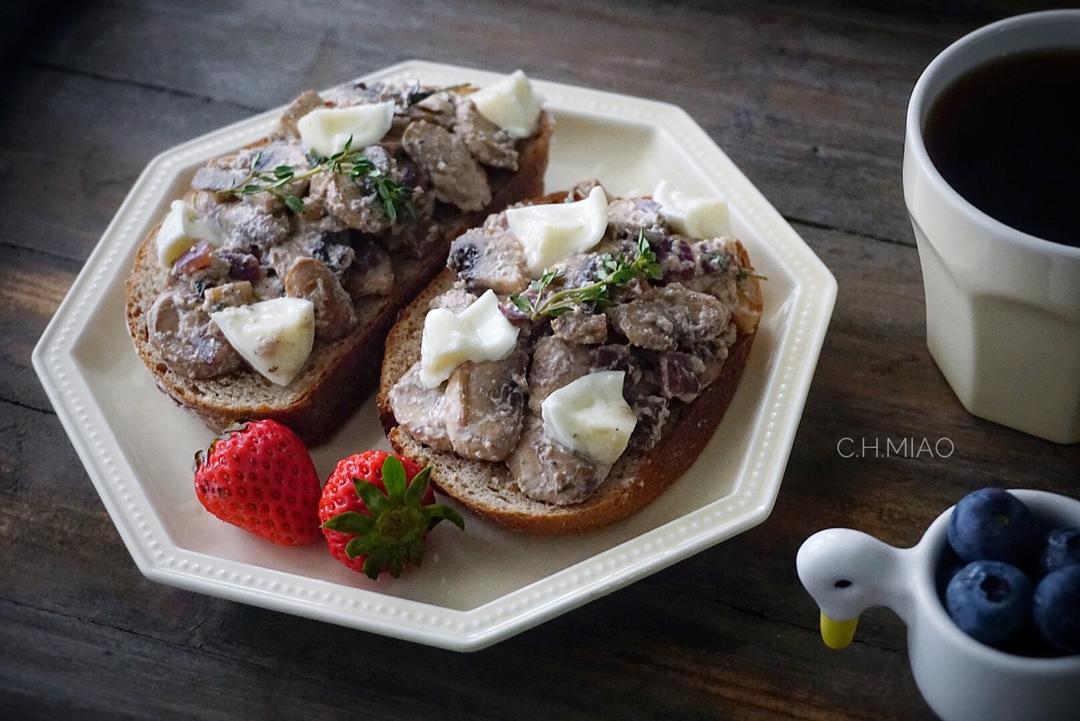 Creamy Garlic and Thyme Mushrooms