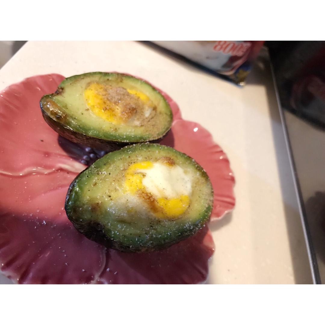 牛油果烤鸡蛋