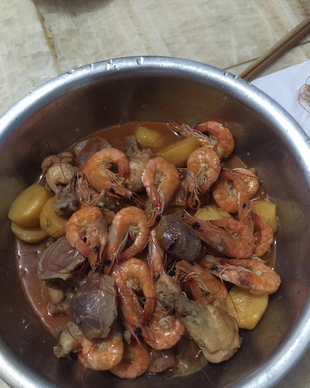 超简单的明虾鸡爪煲