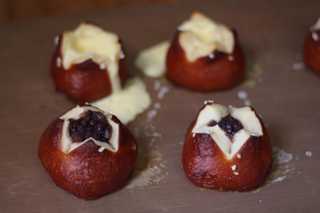 爱做面包的爱包做的碱水系列碱水棒芝士红豆欧碱水球