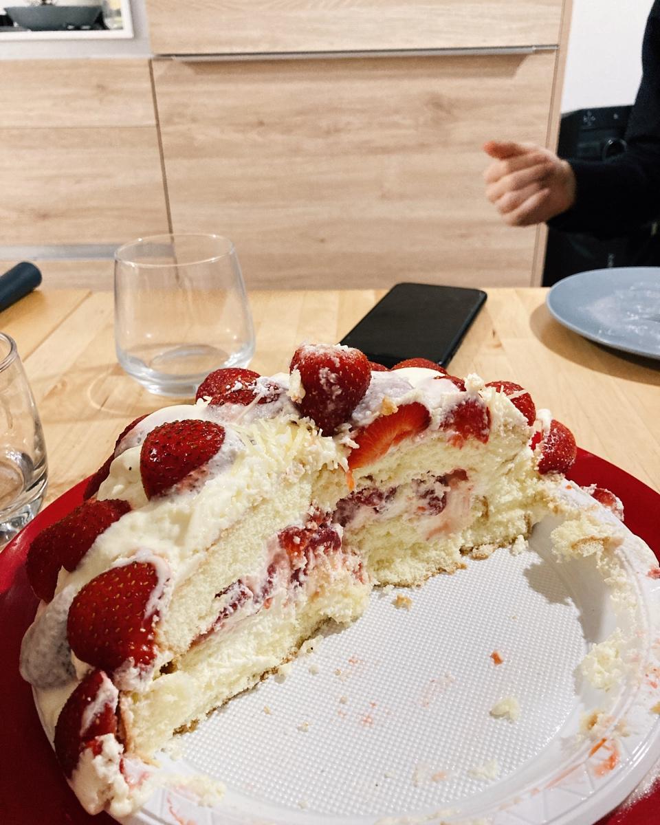 曼食慢语丨草莓芝士雪山蛋糕
