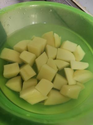 东北名菜☞土豆油豆角炖肉的做法 步骤2