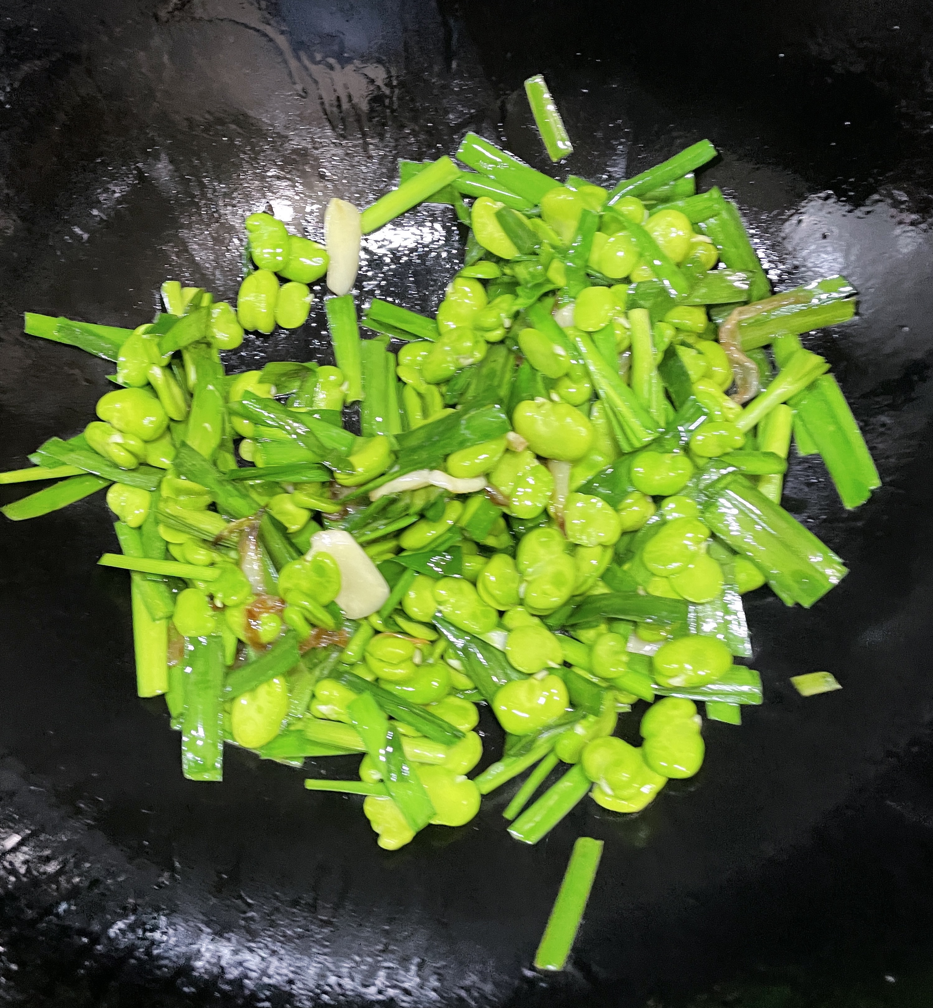 葱油蚕豆炒韭菜的做法 步骤5