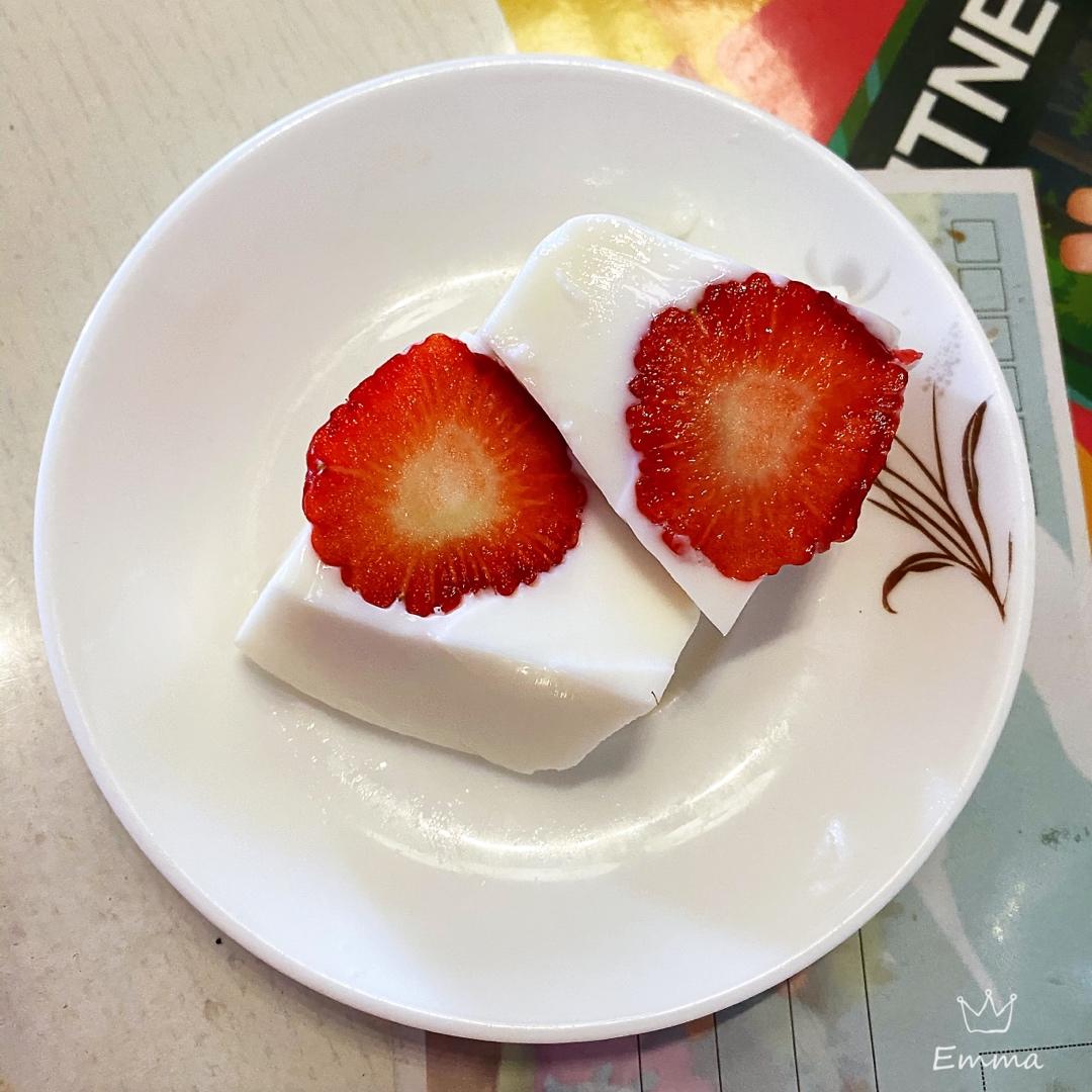 日式草莓牛奶冻
