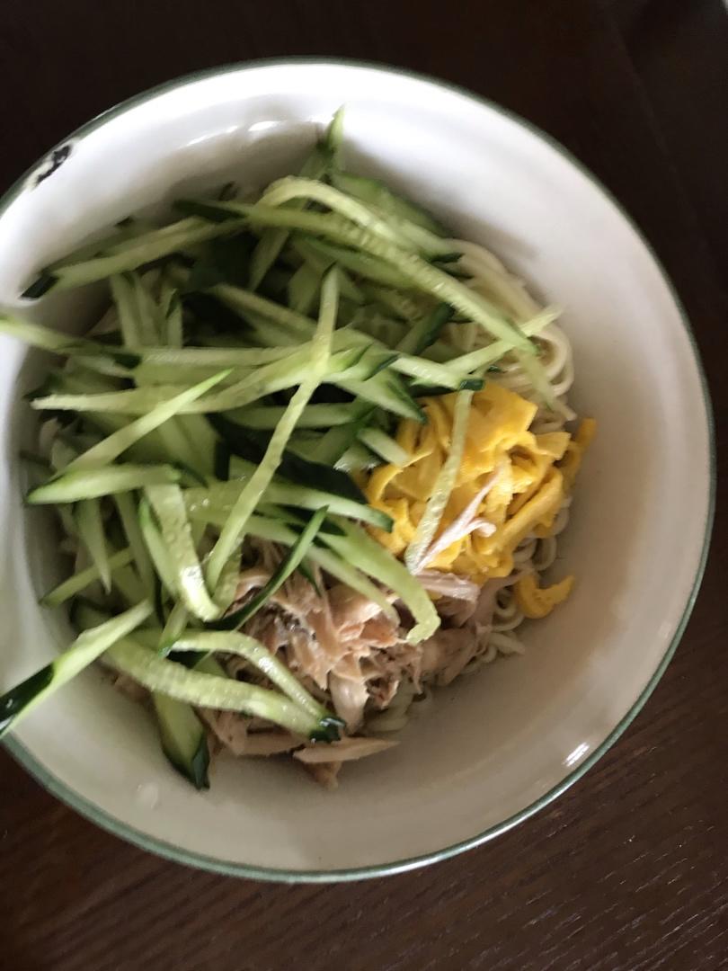 香辣麻酱鸡丝拌面