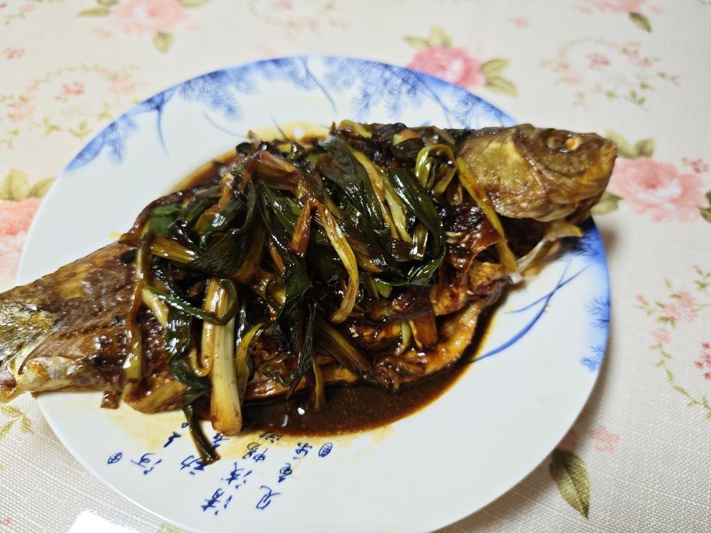 葱烤鲫鱼