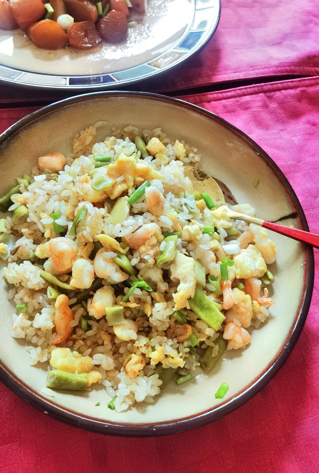 儿子小时候常吃的蛋炒饭：四季豆虾仁火腿肠蛋炒饭