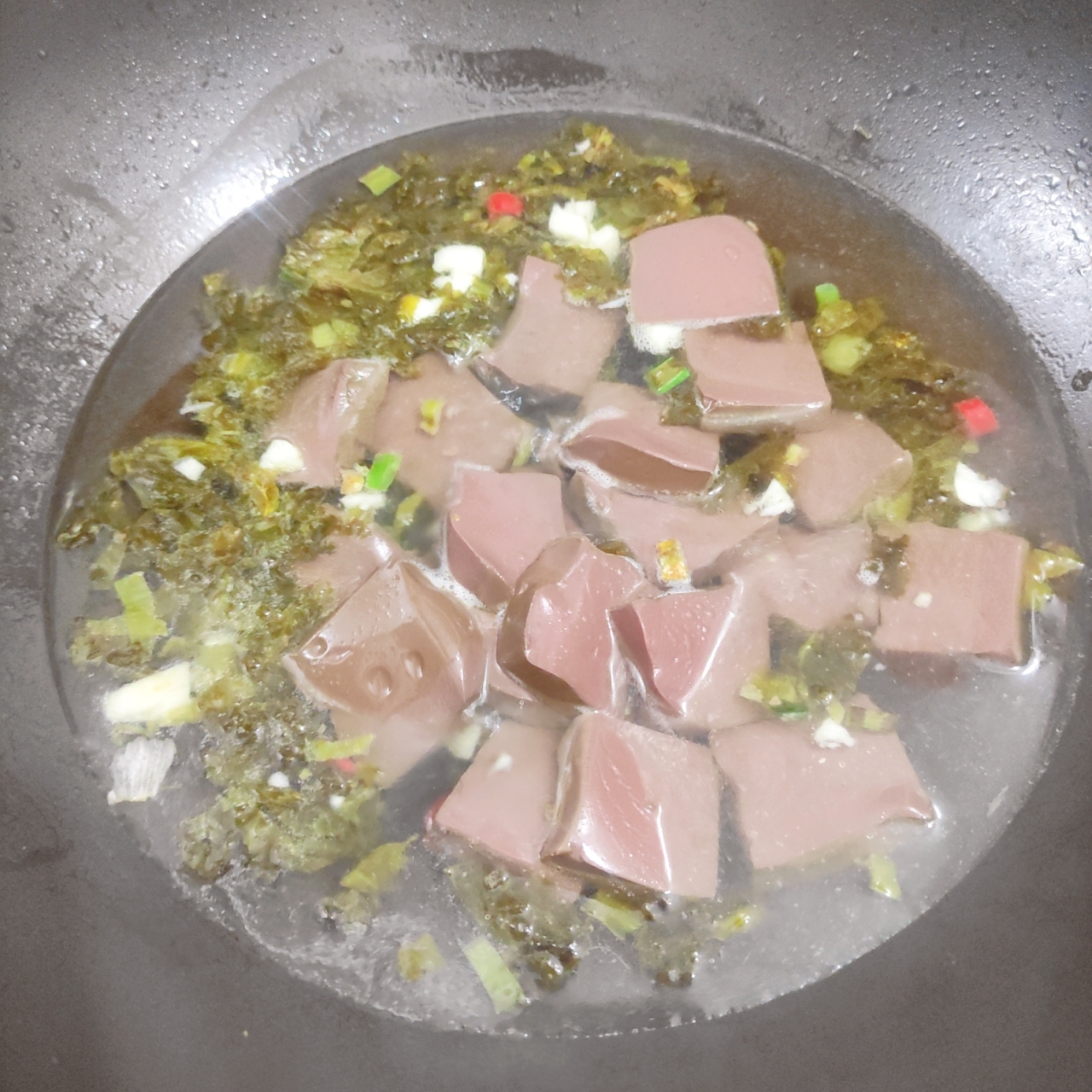 酸辣开胃～酸菜鸭血汤的做法 步骤4
