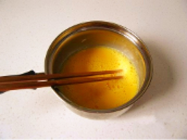 在家里用平底锅自制酥脆鸡蛋卷（简单又健康）的做法 步骤2