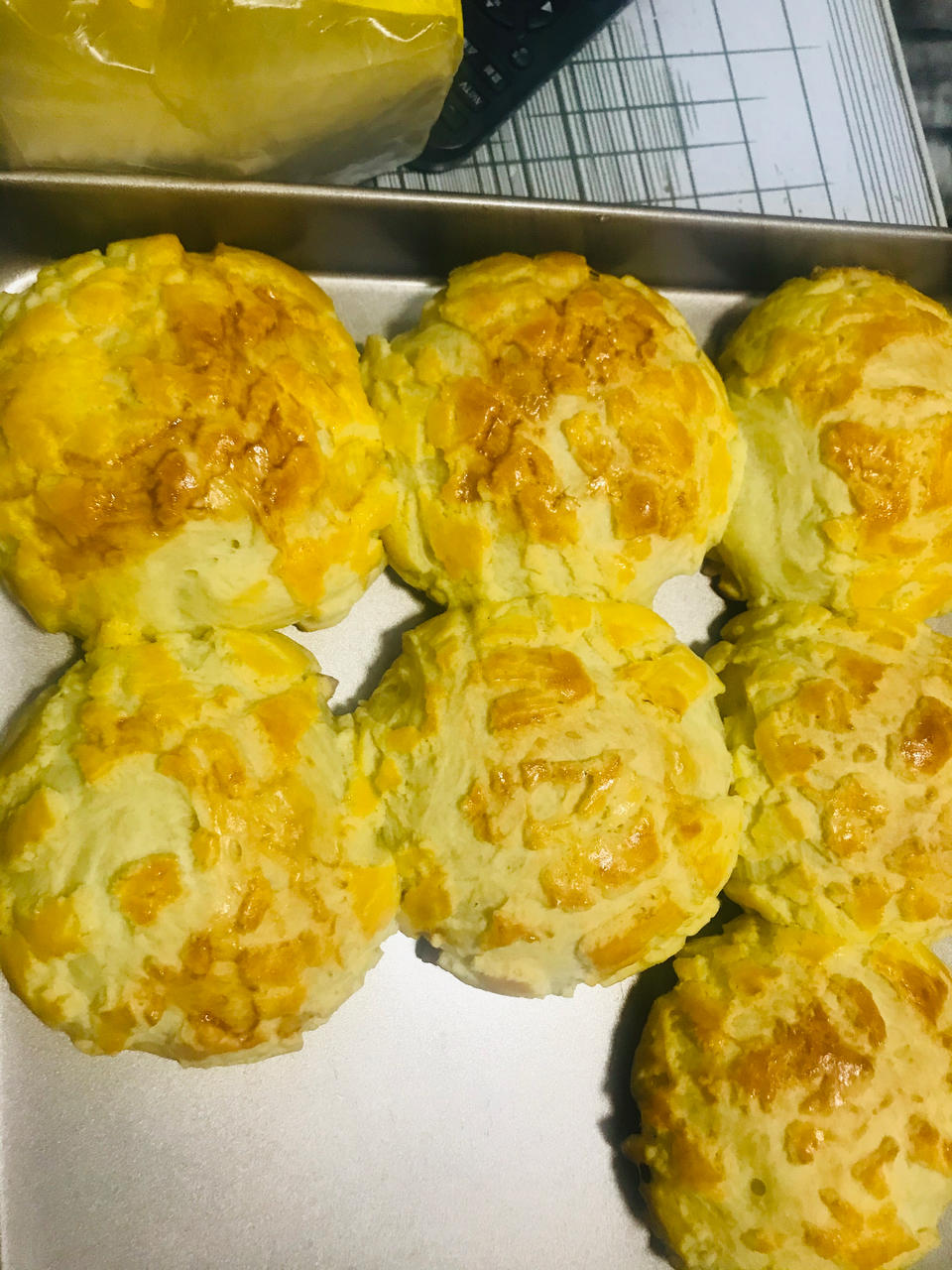 好吃到炸裂的港式菠萝包（附带制作酥皮的小视频）