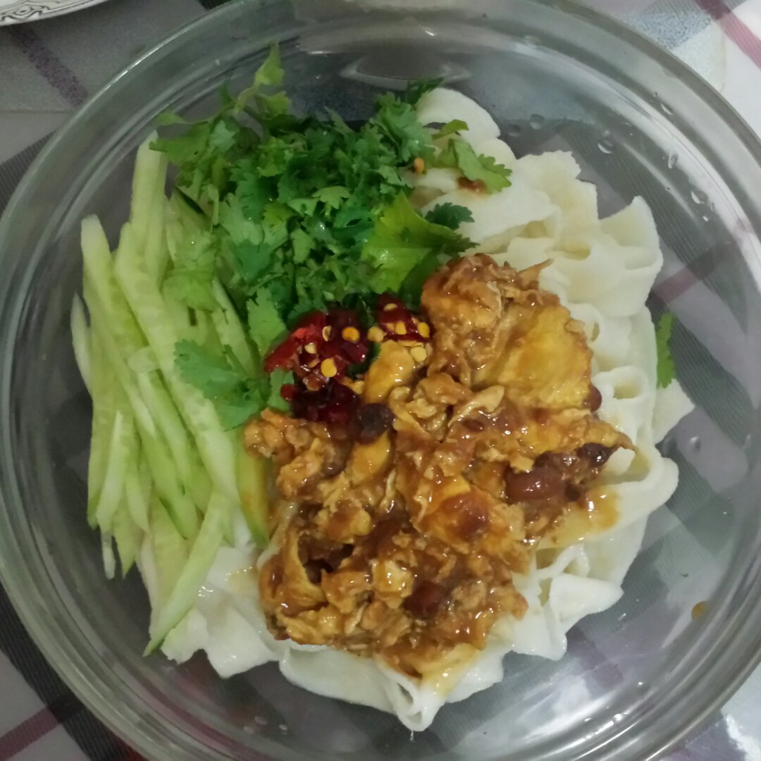 酱鸡蛋拌面