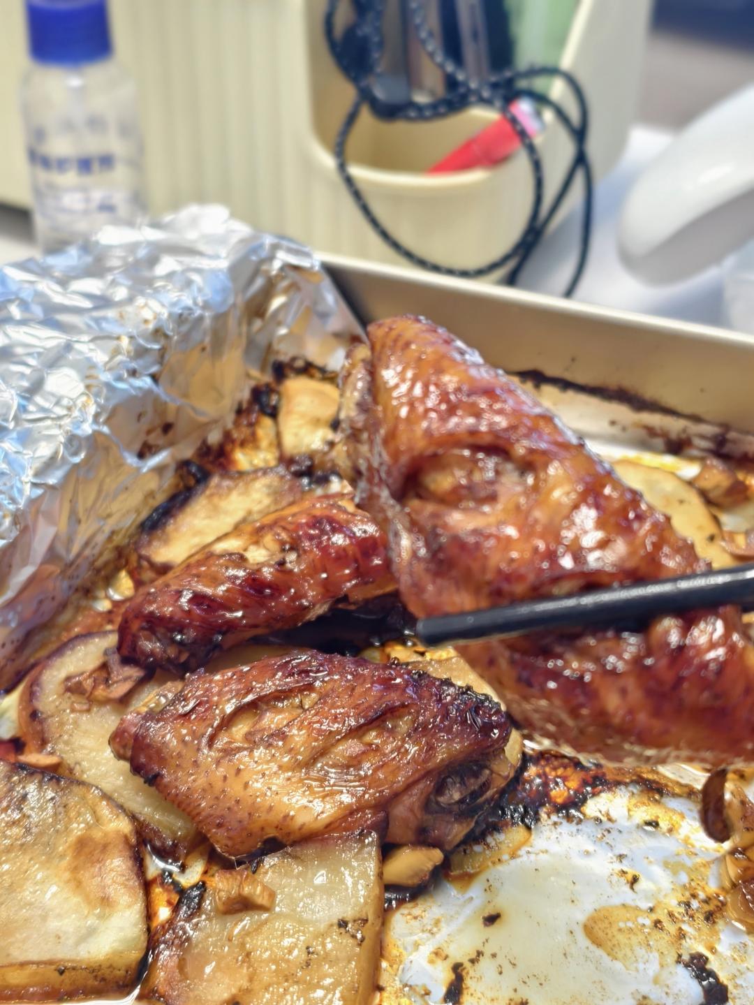 蜜汁蒜香孜然烤鸡翅+土豆片【烤箱版】好吃到舔手指！